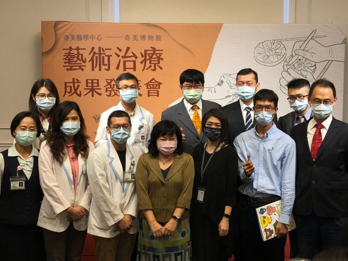 ▲奇美博物館館長郭玲玲(中)與奇美醫院醫療團隊合影，她表示希望透過藝術陪伴能幫助病友平穩精神，帶來幸福力量（圖／記者林怡孜攝）