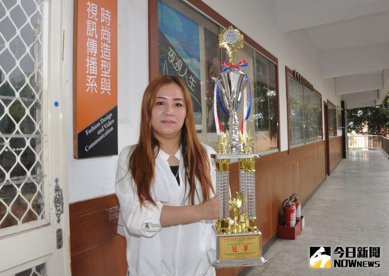 ▲中州科大時尚視傳系劉梓綺同學榮獲第十屆TINA金指獎美業競賽美甲現場專業組「自然水晶延長」項目冠軍。(圖/記者陳雅芳攝,2020.11.17)
