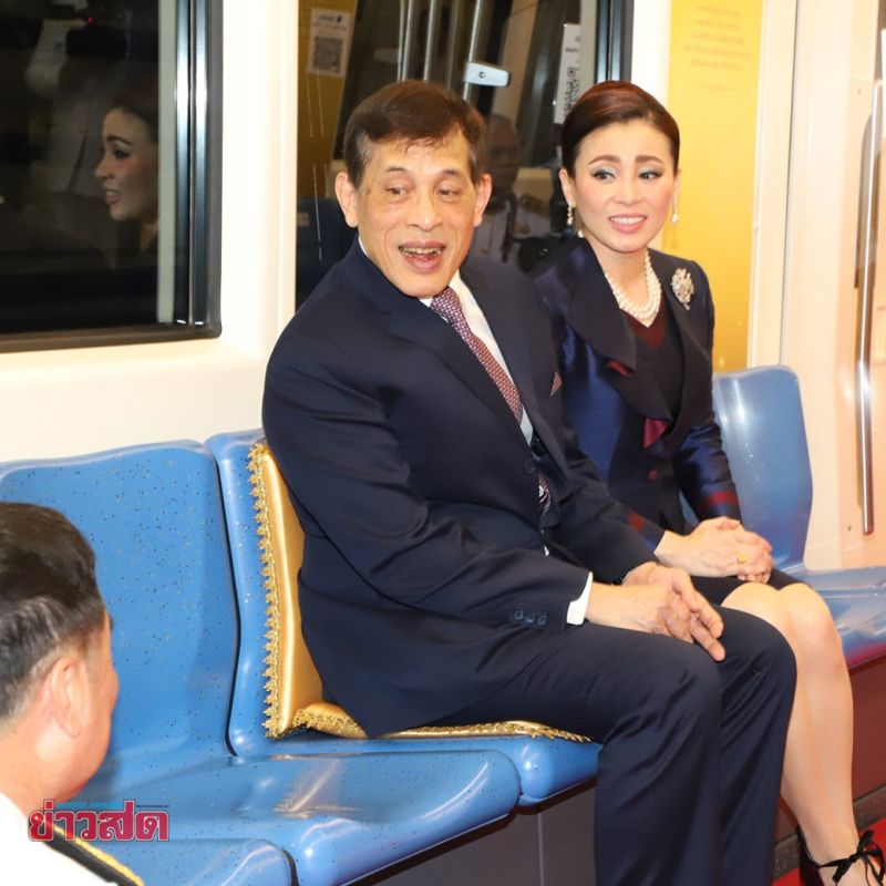 ▲泰王搭乘地鐵時椅上擺放了代表皇室的金色坐墊,王妃則是使用紫色的坐墊。(圖/翻攝自推特@JBuchananBKK)