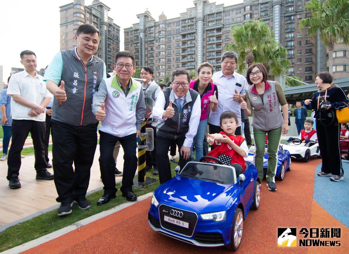 ▲鄭文燦指出，文化公園內部也規劃桃園首座「兒童駕駛訓練公園」，設置紅綠燈號、停車格、左轉遵行、圓環遵行、停車再開及鐵路平交道的迷你標誌。（圖／記者李春台攝, 2020.11.17）