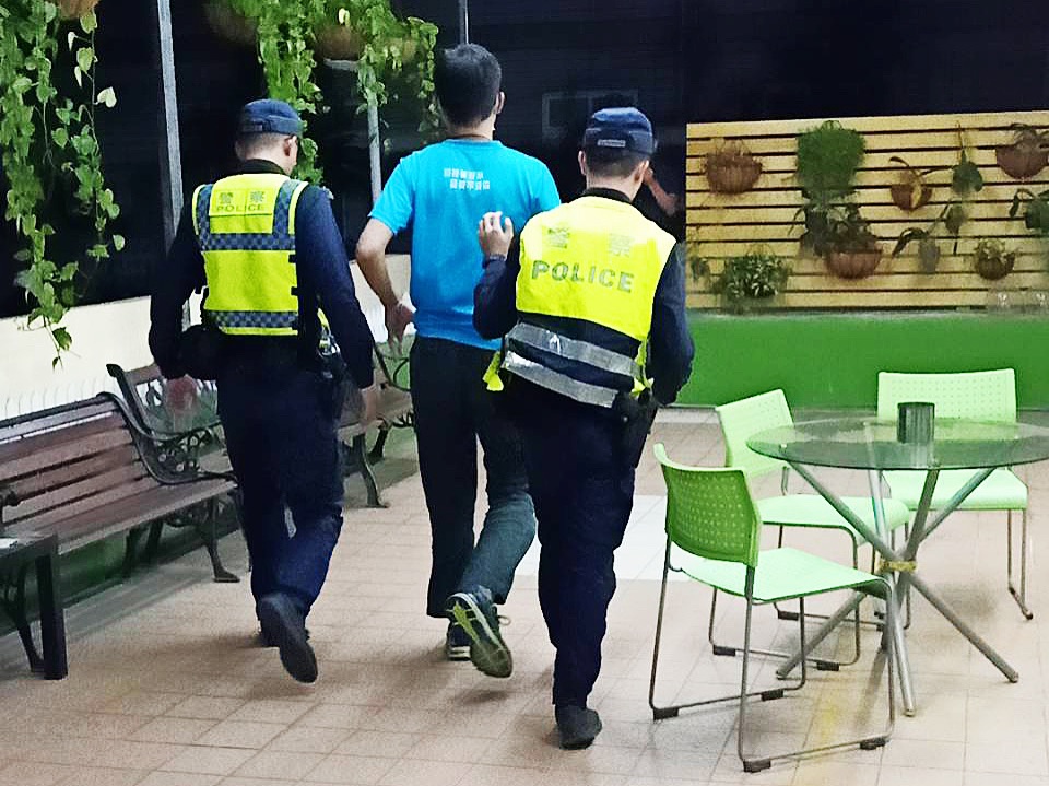 ▲鳳山警分局將涉嫌強抱小孩的葉男逮捕到案。（圖／郭凱杰翻攝）