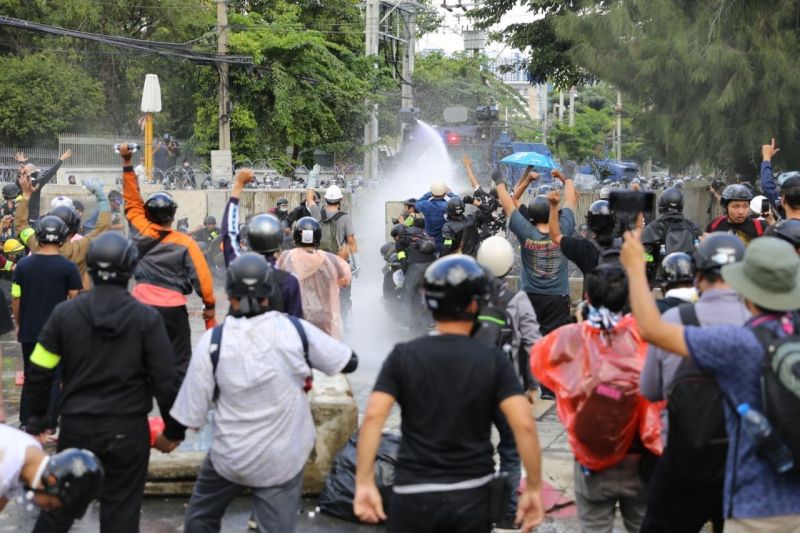 ▲泰國警方至少使用10次水炮車水柱試圖驅散聚集在國會外的示威者。（圖／翻攝自推特@prachatai_en）