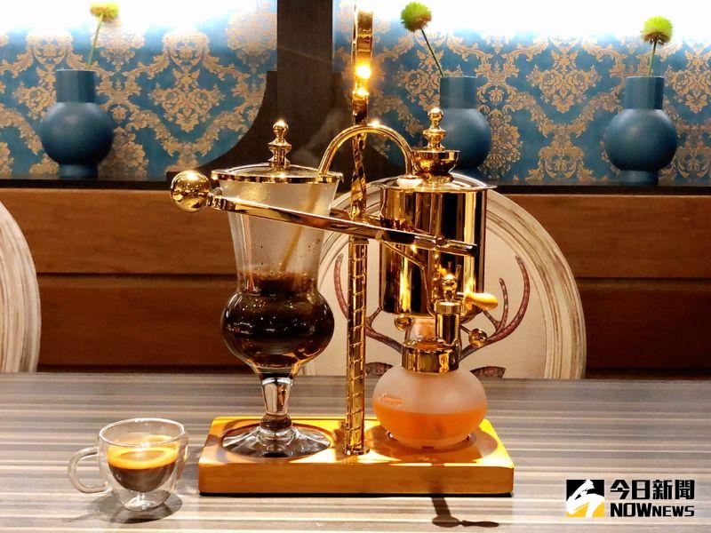 ▲「比利時皇家咖啡壺」可以讓貴賓在餐桌上參與咖啡萃取過程，體驗百年文化下的美味盛宴。（圖／記者陳美嘉攝，2020.11.18）