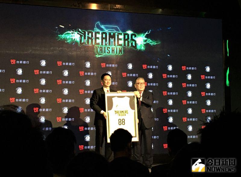 ▲夢想家今(18)日在台北舉行開季記者會，宣布第4季將與台新銀行進行冠名合作，將披上「台新夢想家」。（圖／鍾東穎攝 ,2020.11.18）