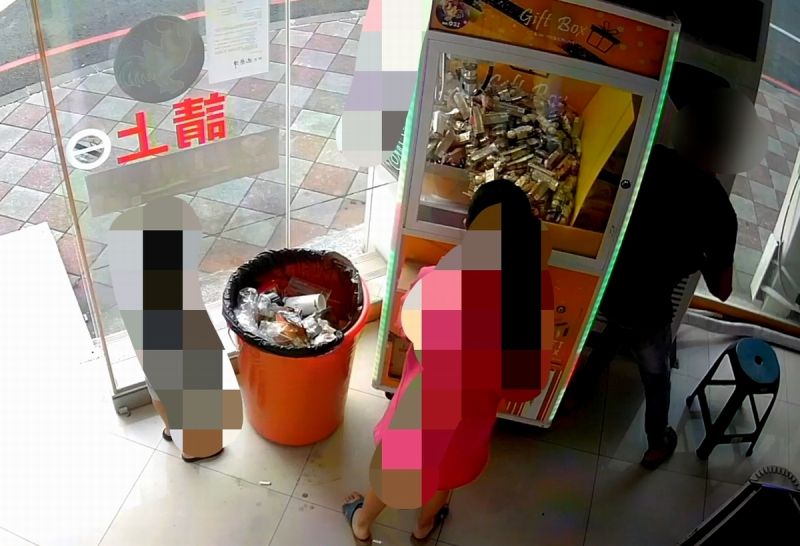 男狂推猛撞娃娃機　50條金莎被暴力「出貨」
