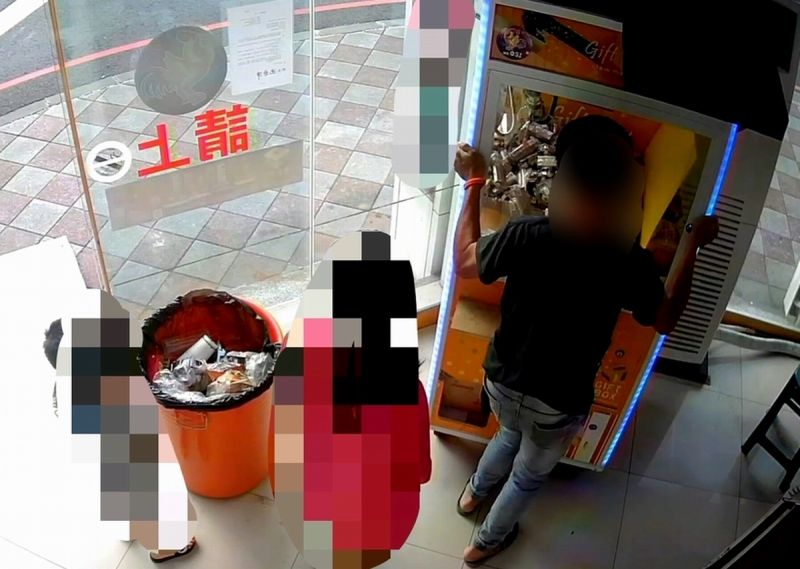 ▲楊嫌多次以身體、臀部猛力撞擊機台，甚至徒手搖晃，使機台傾斜，短短6分鐘內一連17次的狂推猛撞。（圖／記者黃正忠翻攝,