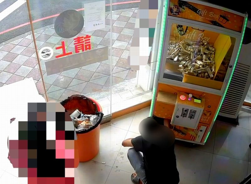 ▲機台內宛如颱風過境，成堆的金莎巧克力紛紛掉落，台主清點後發現總計有50條金莎巧克力被暴力「出貨」，財物損失約新臺幣6,000餘元。（圖／記者黃正忠翻攝,