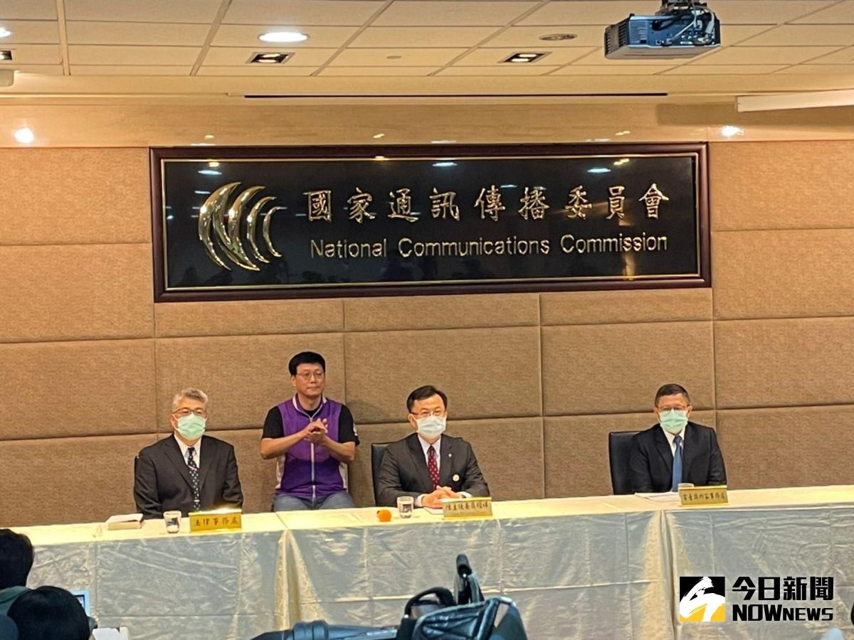 ▲中天新聞記者緊咬 10 月 26 日的聽證會有瑕疵，質疑鑑定人背景都跟綠營有關係，主委陳耀祥當場反問該名記者，「你可以證明這是民進黨的人嗎？」（圖／記者陳致宇攝）