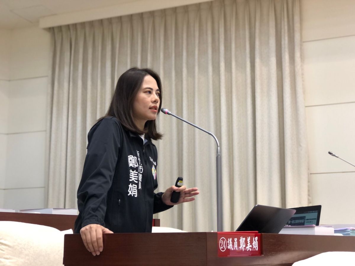▲新竹市議員鄭美娟在市議會質詢指出，關新里是全台最富有的里，但居民卻不太快樂，因為周邊汽機車停車空間不足，也影響行人通行的安全。
(圖/記者金祐妤攝,109.11.18）