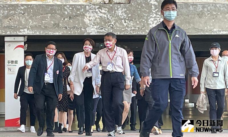 ▲台北市長柯文哲與副市長黃珊珊等局處官員,18日參與創新創業嘉年華活動。原本預計同台的還有還有行政院長蘇貞昌、經濟部長王美花,以及桃園市長鄭文燦。不過直到活動前一個小時,三人不約而同取消行程,由於時機點敏感,也被外界直指是因為中天新聞台換照未過一事。(圖/記者丁上程攝,2020.11.18)