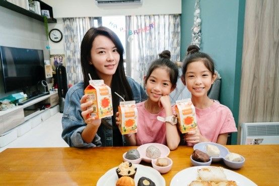 ▲人氣雙胞胎姊妹蘋果西打媽咪也常準備統一陽光黃金豆豆漿作為早餐飲品,使用非基改黃豆讓媽咪安心為孩子補充營養。(圖/