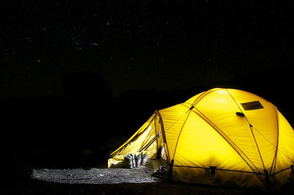 ▲近年來，台灣突然吹起一股露營風，不少人週末、連假就會約三五好友一起到山林間搭帳篷野宿外頭。（圖／Pixabay）