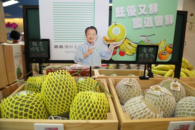 ▲「嘉義優鮮」Logo係由聶永真結合當代設計元素,以18條綠色線條描繪出「田/田埂」意象,象徵嘉義縣18鄉鎮市農業。(圖/嘉義縣政府提供)