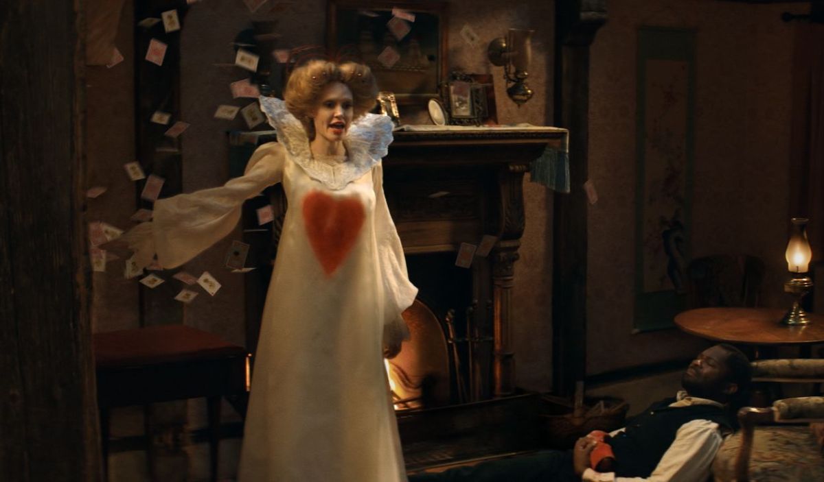 ▲裘莉（左）在片中化身白皇后。（圖／甲上）