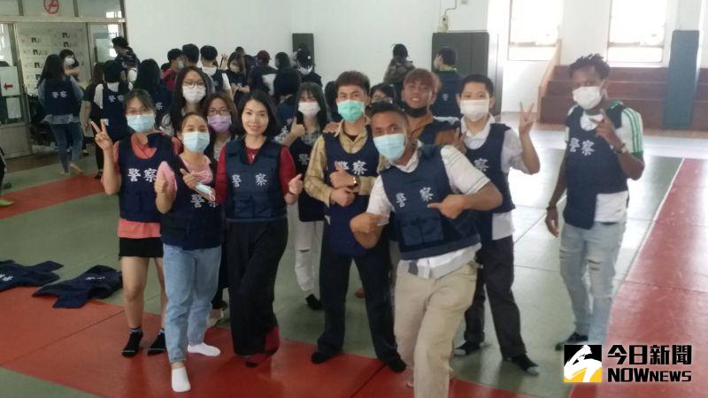 ▲北斗警分局邀情90位明道大學外籍學生,到警分局進行參訪。(圖/記者陳雅芳攝,2020.11.18)