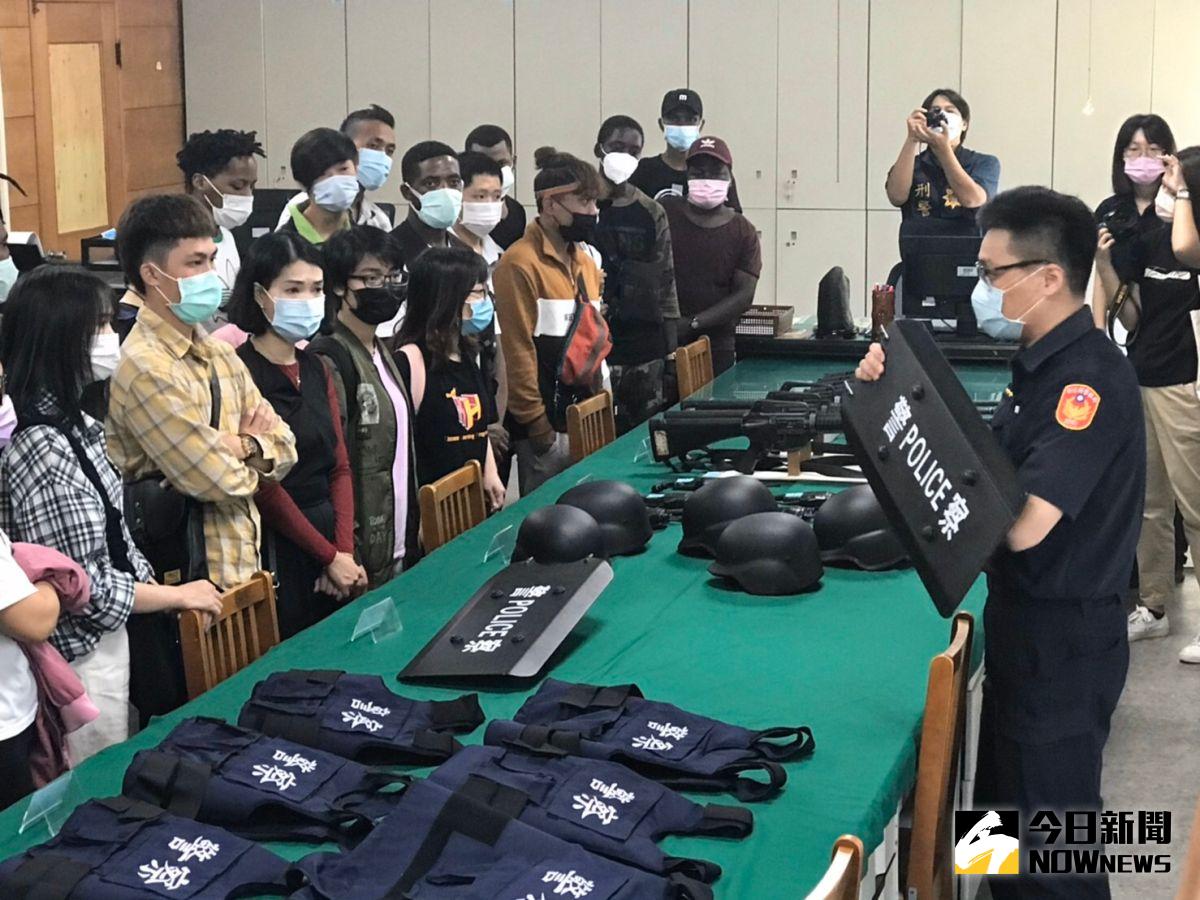 ▲北斗警分局邀情明道大學外籍學生到警分局進行參訪，外籍生們參觀包含報案流程、讓他們大開眼界。（圖／記者陳雅芳攝，2020.11.18）