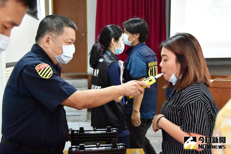 ▲員警對參訪大學外籍學生實施酒測教育體驗。（圖／記者陳雅芳攝，2020.11.18）