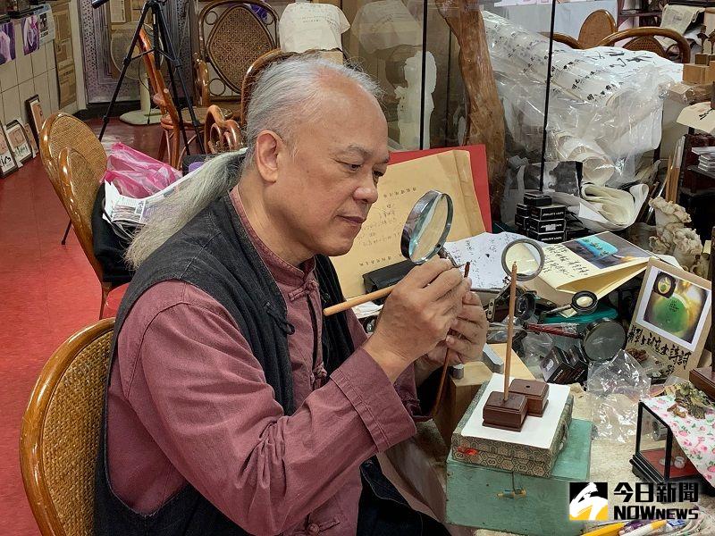 ▲陳逢顯說,鈔票模板當中的圖案、人像和文字都是點和線構成的,非常非常細膩,要透過放大鏡,用很細的針和工具雕琢和修飾。(圖/記者康子仁攝)
