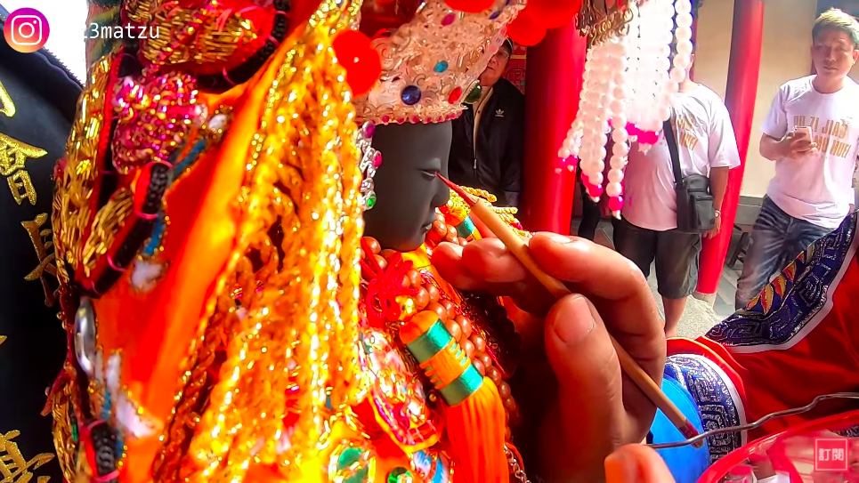 ▲透過開光點眼的儀式可將原本只是「工藝品」的神佛聖像轉換成有靈性、神聖性的神像。（圖／翻攝自YT頻道【不當護理師要幹嘛?!】）
