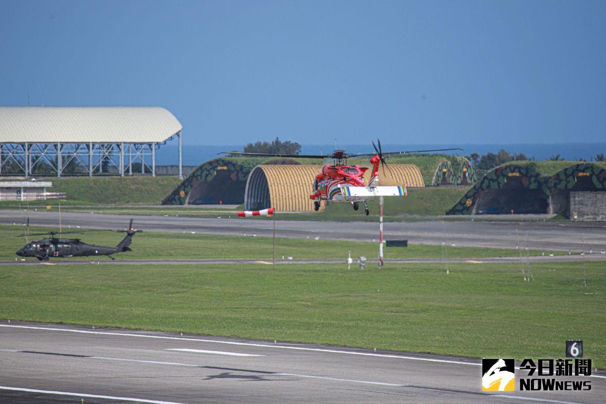 ▲空軍與空勤黑鷹直升機出動，搜尋失聯F-16飛官。（圖／記者葉政勳攝）