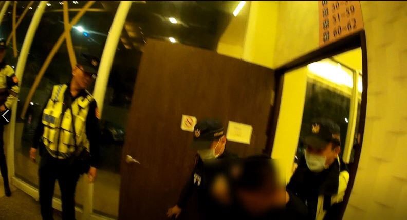 ▲郭男突然情緒失控,伸出手對警「鎖喉」,遭警帶回依妨害公務送辦。(圖/記者郭凱杰翻攝)
