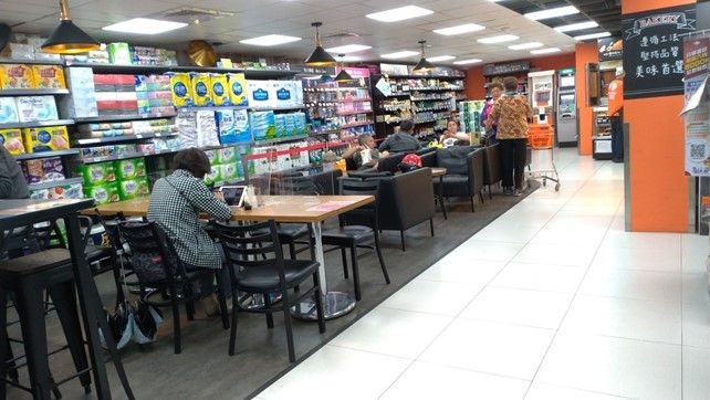 ▲另外，也有網友表示家樂福便利購超市也有設置座位區，讓民眾可以休憩。（圖／NOWnews攝影）