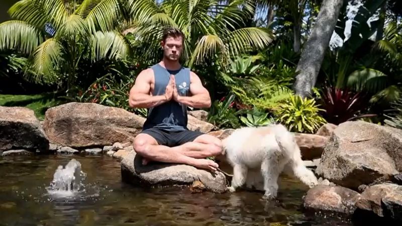 ▲在跟偶玩一二三木頭人遊戲嗎?汪汪!(圖/IG@chrishemsworth)