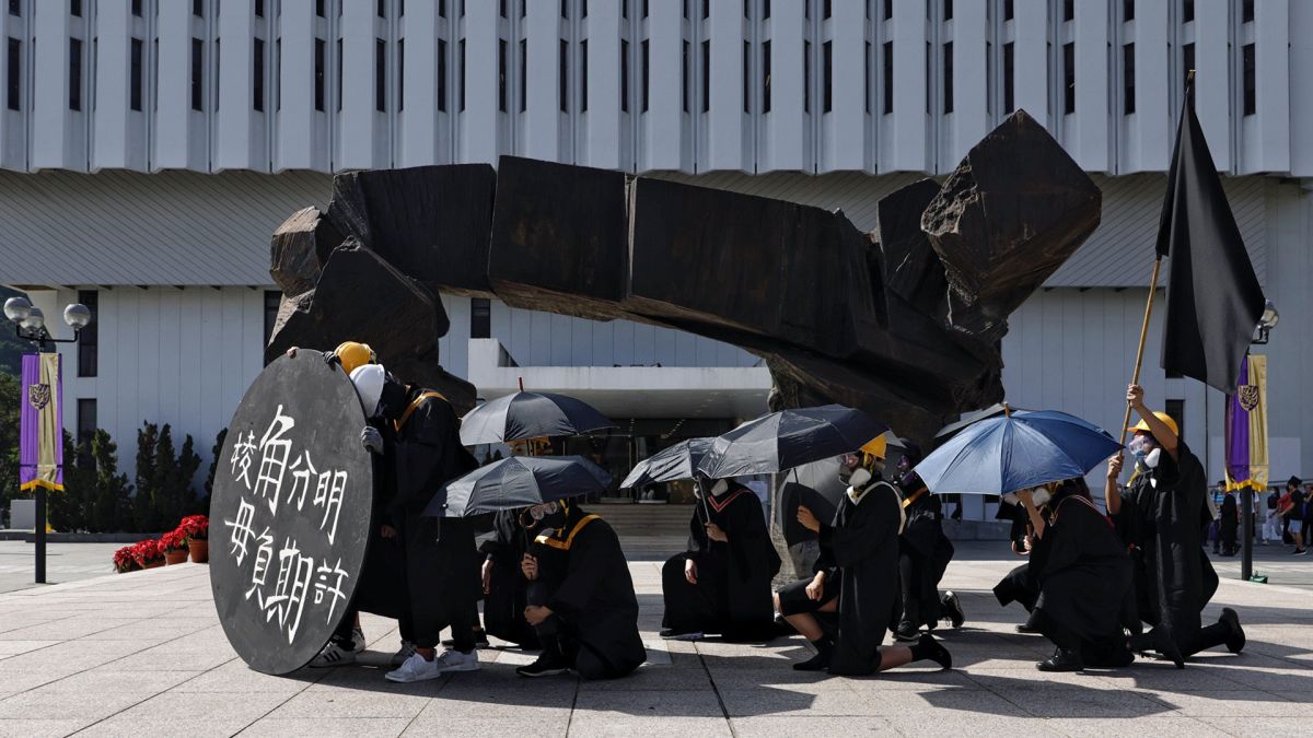 ▲香港中文大學數十名本屆畢業生，今天在校內遊行，呼籲外界關注正被扣押在中國大陸深圳市的12名港人。（圖／翻攝自《香港01》