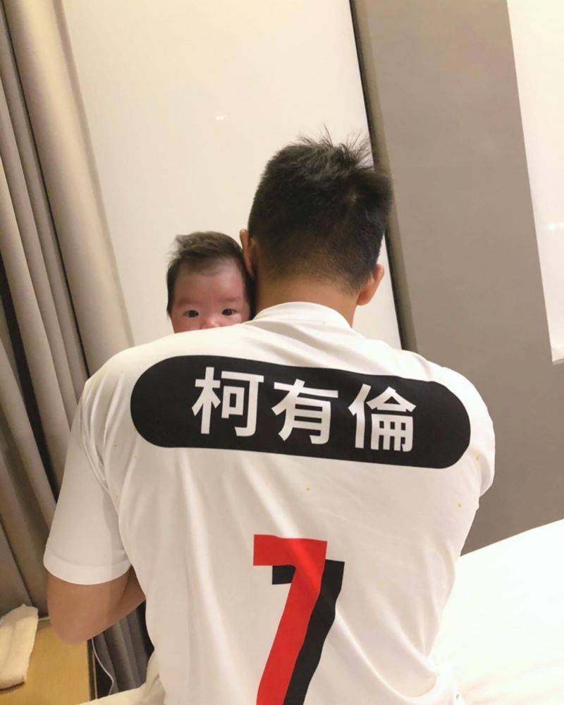 ▲柯有倫父愛大爆發,女兒餵奶、換尿布都自己來。(圖/科有倫FB)