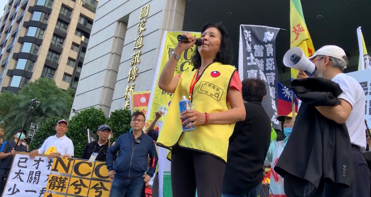 ▲NCC決定關中天，前總統陳水扁執政時期的新聞局長鍾琴號召群眾到NCC抗議。　（圖／記者吳承翰攝）