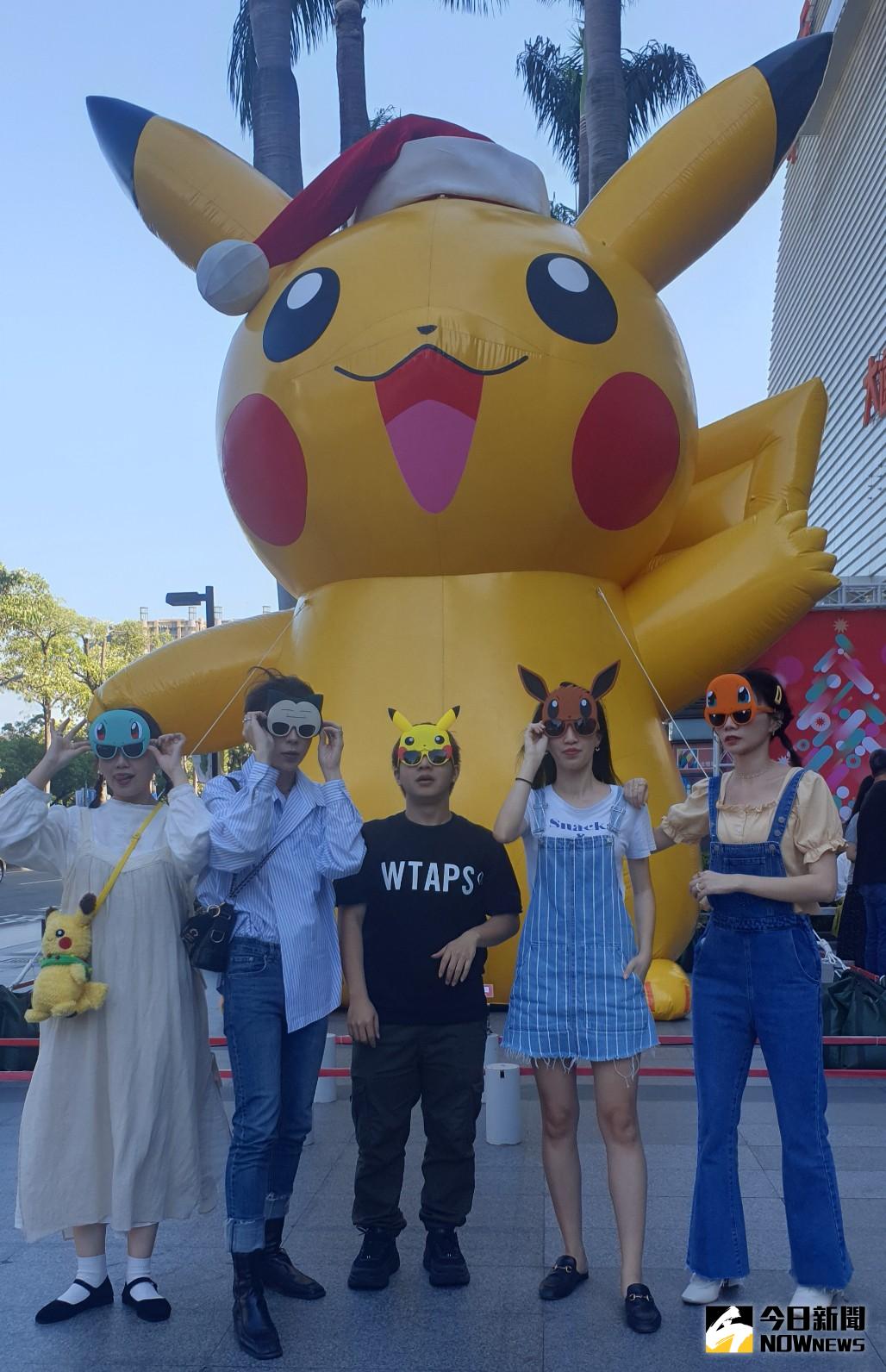 ▲新光三越台中店變身夢幻遊園會，超萌耶誕寶寶皮卡丘笑容可掬陪你迎耶誕。（圖／記者金武鳳攝，2020.11.19)