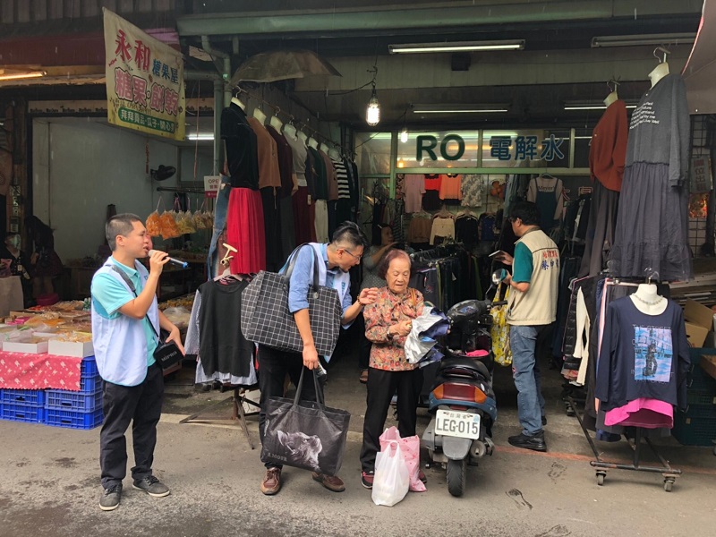 ▲民眾黨成員穿梭大街小巷，糾眾北上秋鬥反萊豬、救食安。(圖／民眾黨提供）