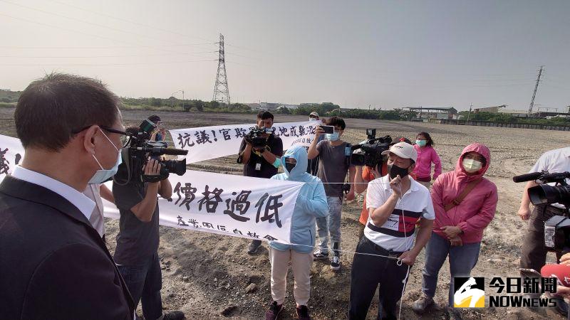 ▲仁武產業園區動土典禮外出現數位自稱產業園區自救會的代表,現場拉起白布條抗議,經發局副局長王宏榮(左)現場向民眾保證絕對不會封路影響民眾通行。(圖/記者鄭婷襄攝)