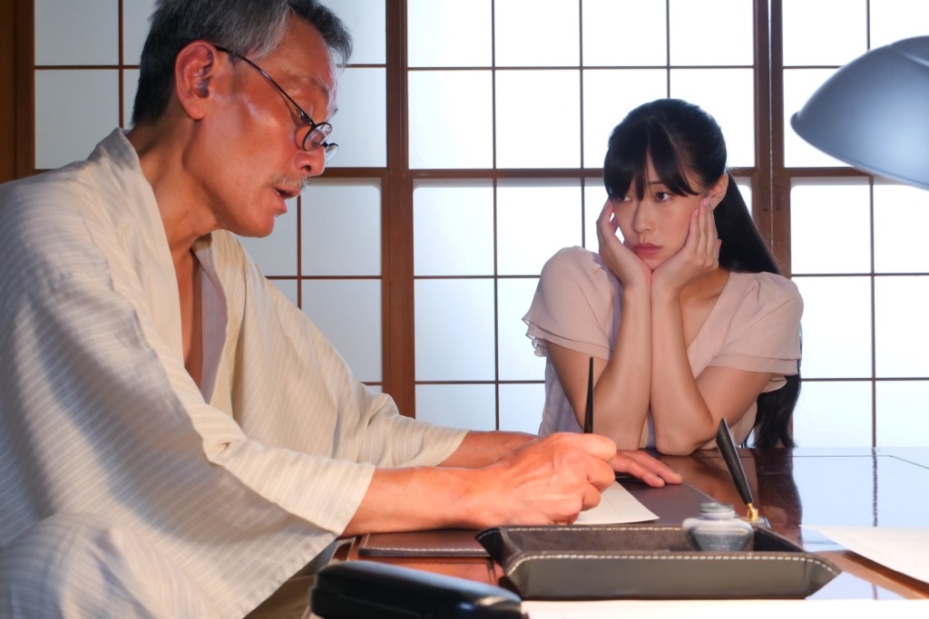 ▲小田飛鳥（右）劇中展露傲人上圍，擔憂對戲男星招架不住。（圖／暗光鳥電影）