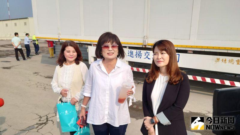 ▲國民黨議員陳美雅(右)、陳若翠(中)、陳玫娟(左)、曾俊傑、李雅芬、宋立彬參加仁武產業園區動土典禮,覺得不受到尊重,離席抗議。(圖/記者鄭婷襄攝)