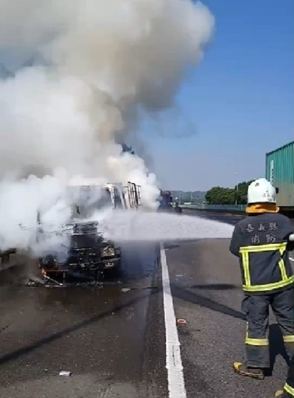 ▲國道三號的火燒車事故，嘉義縣消防局緊急派出消防車前往現場救火。(圖／記者陳惲朋翻攝）