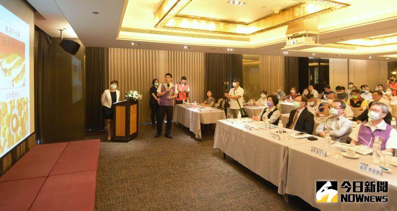 ▲工務處長林漢斌針對「鹿港轉運站新建營運移轉案」進行簡報說明。(圖/記者陳雅芳攝,2020.11.19)