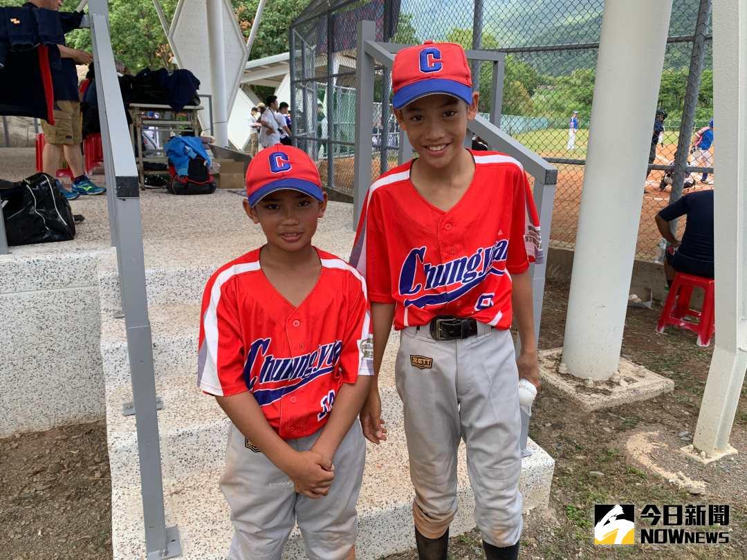 ▲中原國小嘎炤、嘎助與王迺鈞（右）（圖／吳政紘攝）