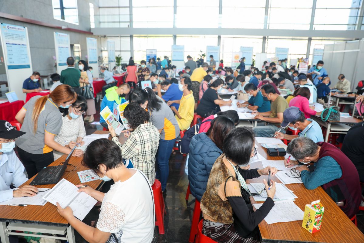 ▲人力銀行調查指出，中高齡盼59歲退休，6成7退休後不敢放手工作、多數想計時打工 。圖為中高齡就博會。（示意圖／台中勞工局提供）