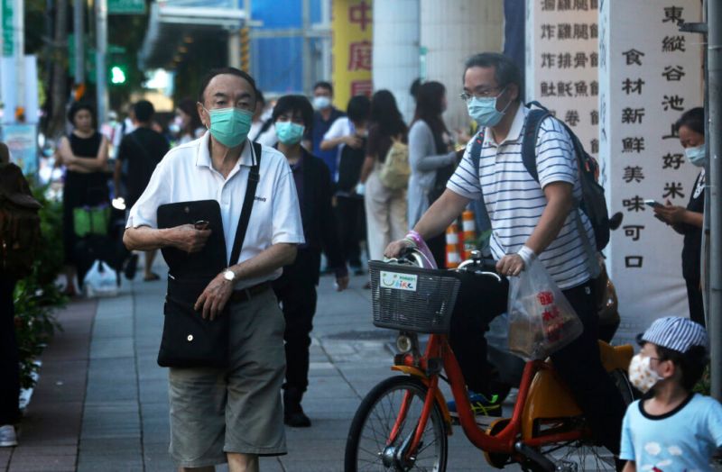 ▲台灣人配合度高，政府方針透明化有效防止疫情擴散。圖／取自美聯社