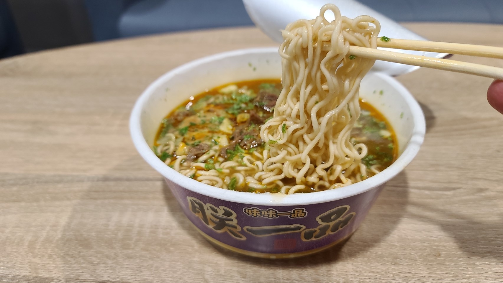▲高湯與酸菜辣椒的完美搭配,更還原了名店的好滋味。(圖/業者提供)