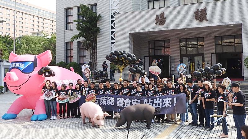 ▲秋鬥遊行即將於11月22日登場,國民黨主席江啟臣、祕書長李乾龍、立法院黨團總召林為洲、文傳會主委王育敏及多名黨籍立委20日身穿黑色T恤,在立法院議場前舉行記者會,呼籲全民當天一起站出來參與遊行。(