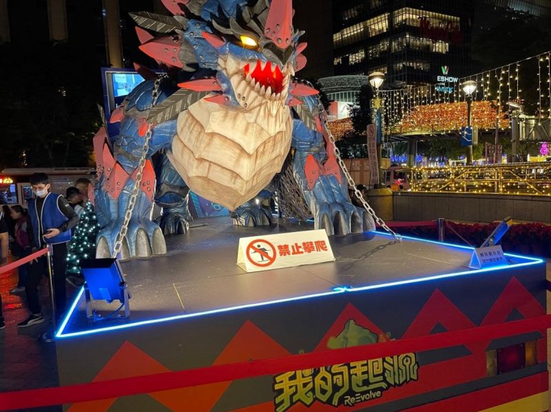 ▲原PO在「藍色怪獸」前等朋友,卻突然被一個女生搭訕。(圖/翻攝自《Dcard》