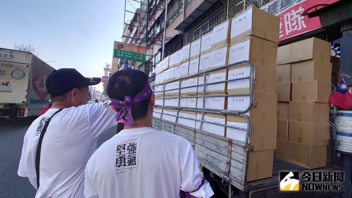 ▲罷免黃捷二階連署書今（20）日正式送件。（圖／記者鄭婷襄攝）