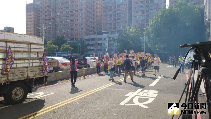 ▲罷捷團體上午在罷捷總部集結,徒步走到650公尺外的高雄市選委會送罷捷二階連署書。(圖/記者鄭婷襄攝)