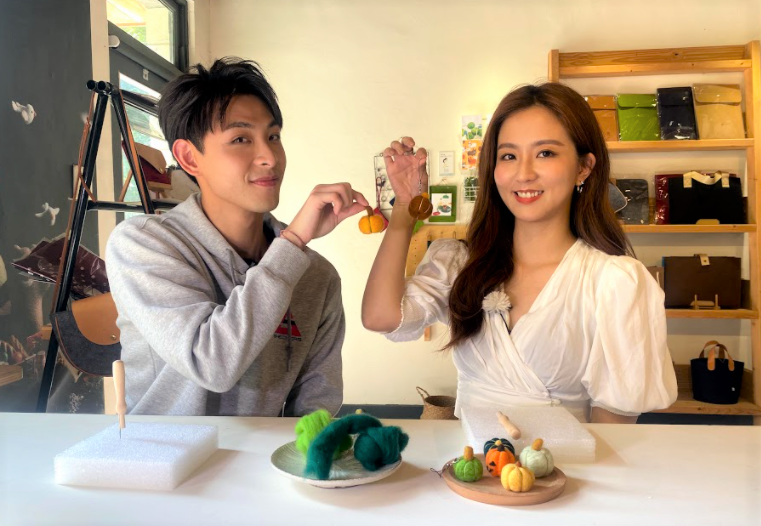 ▲周曉涵（右）、晨翔體驗羊毛氈手作。（圖／迪克斯娛樂提供）