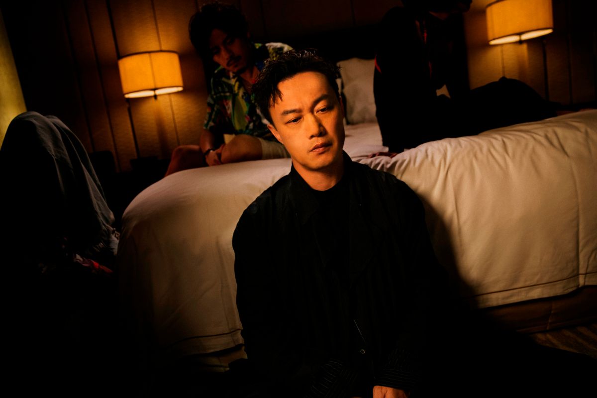 ▲陳奕迅（前）以說書人視角，演唱歌曲《是但求其愛》，道出複雜的四角關係。（圖／環球提供）