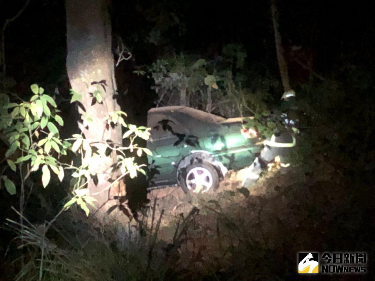 ▲林姓大學生駕駛轎車行經139線大彰路失控，衝斷路樹直墜20公尺深谷底，車頭全毀。（圖／記者陳雅芳翻攝，2020.11.20）