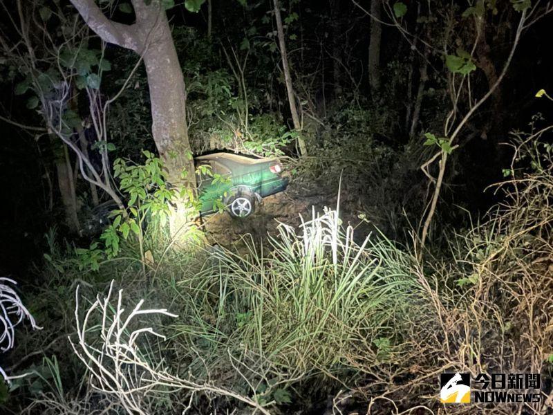▲男大生駕轎車行經139線大彰路失控,並撞破護欄,直墜20公尺深谷底,車頭全毀。(圖/記者陳雅芳翻攝,2020.11.20)