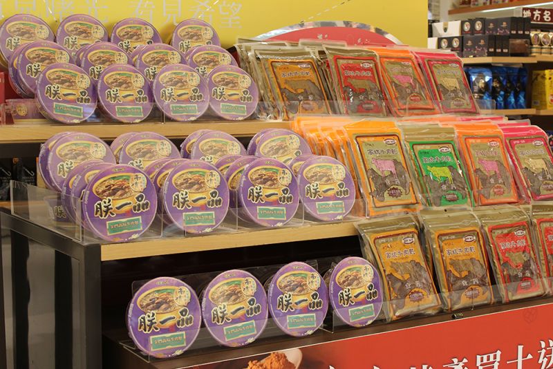 ▲全台首發,金門最大免稅店昇恆昌,今(20)日開賣高坑牛肉麵聯名款泡麵。(圖/昇恆昌提供)